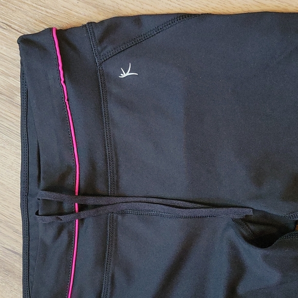 NWOT Danskin Fitted Capris - Picture 2 of 4